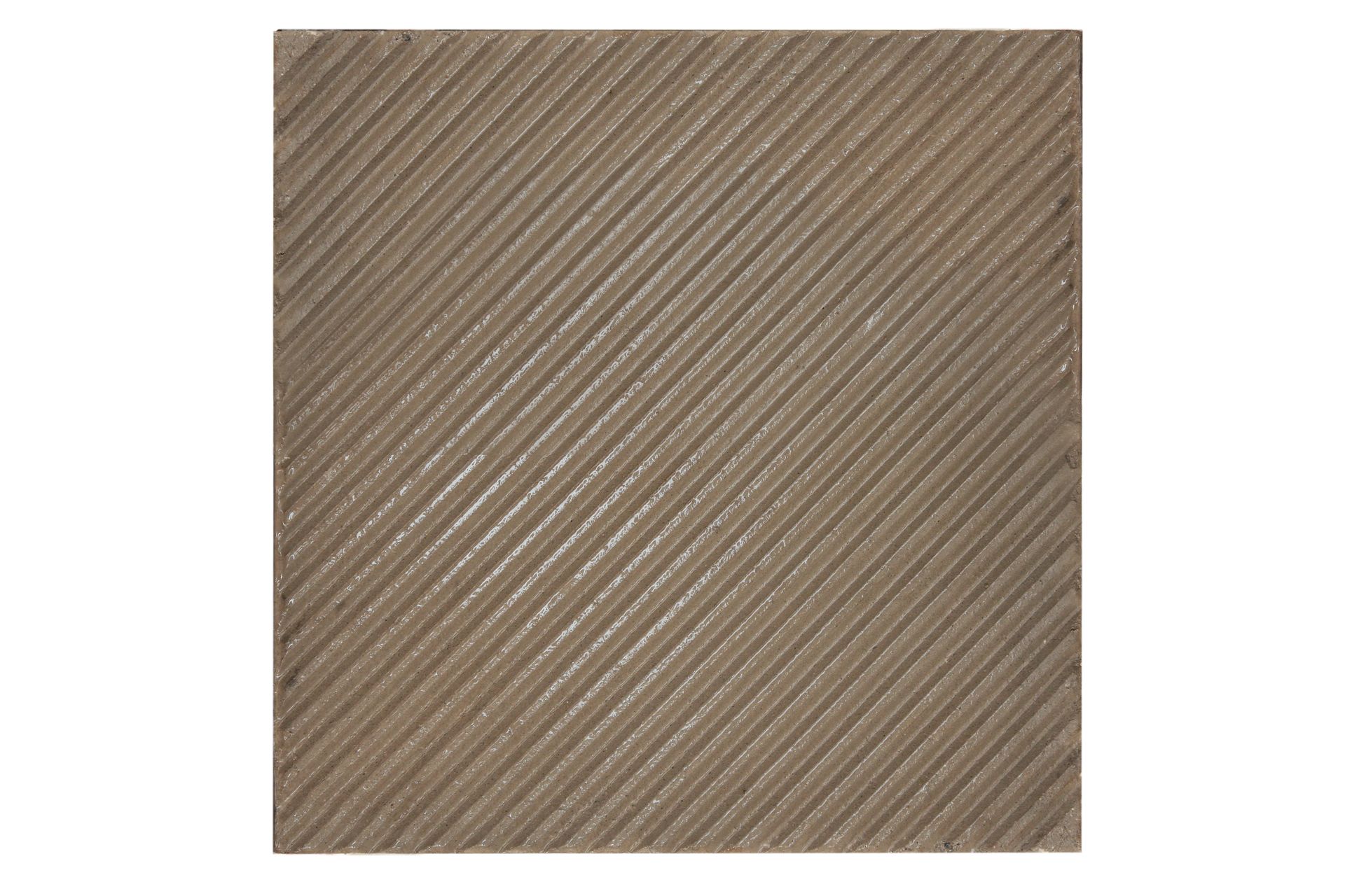 Piastrella quadrata marrone con texture scanalata diagonale.