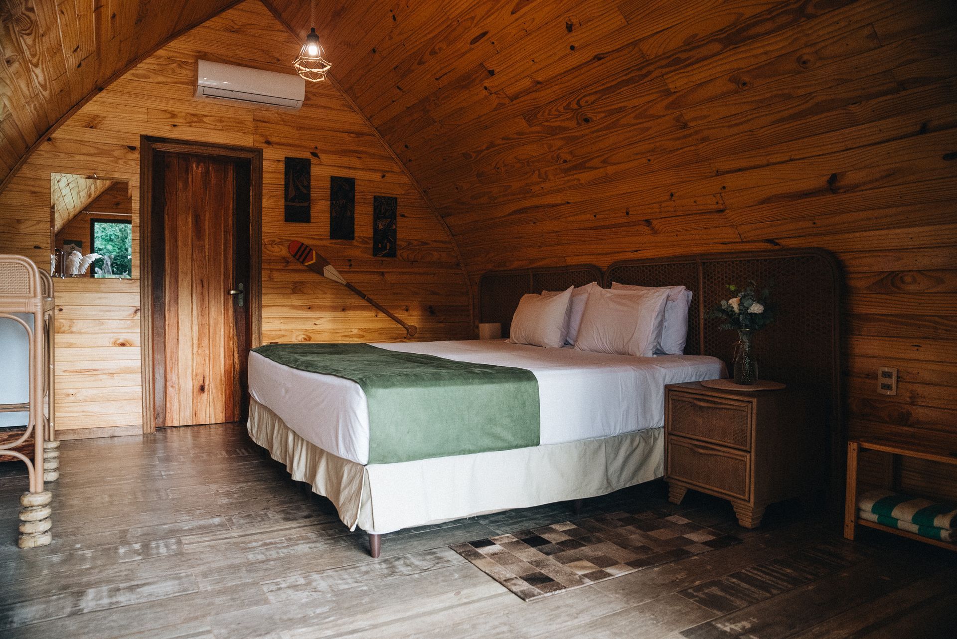 Una pequeña cabaña de madera en medio de un bosque.