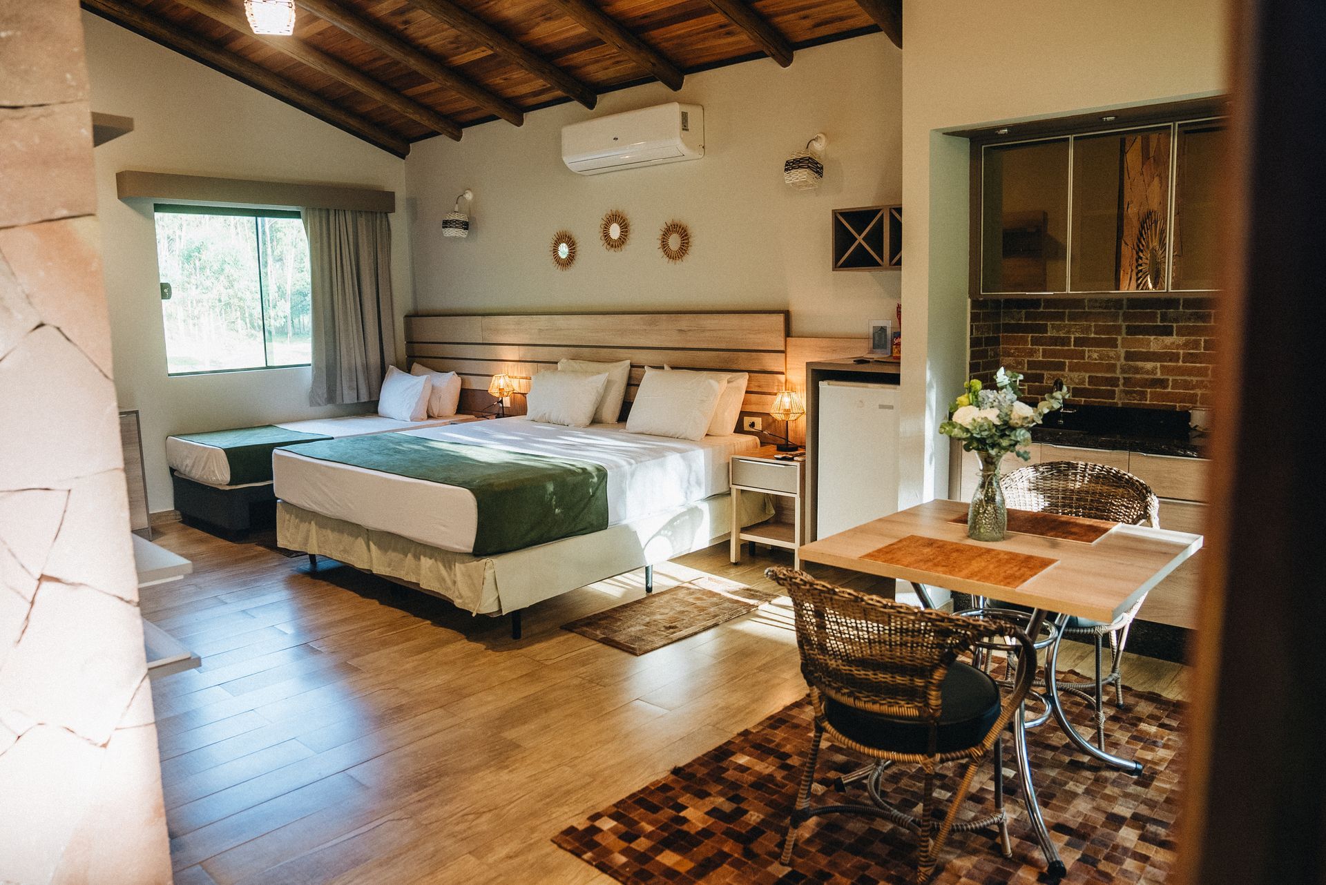 Una pequeña casa está rodeada de árboles y césped.