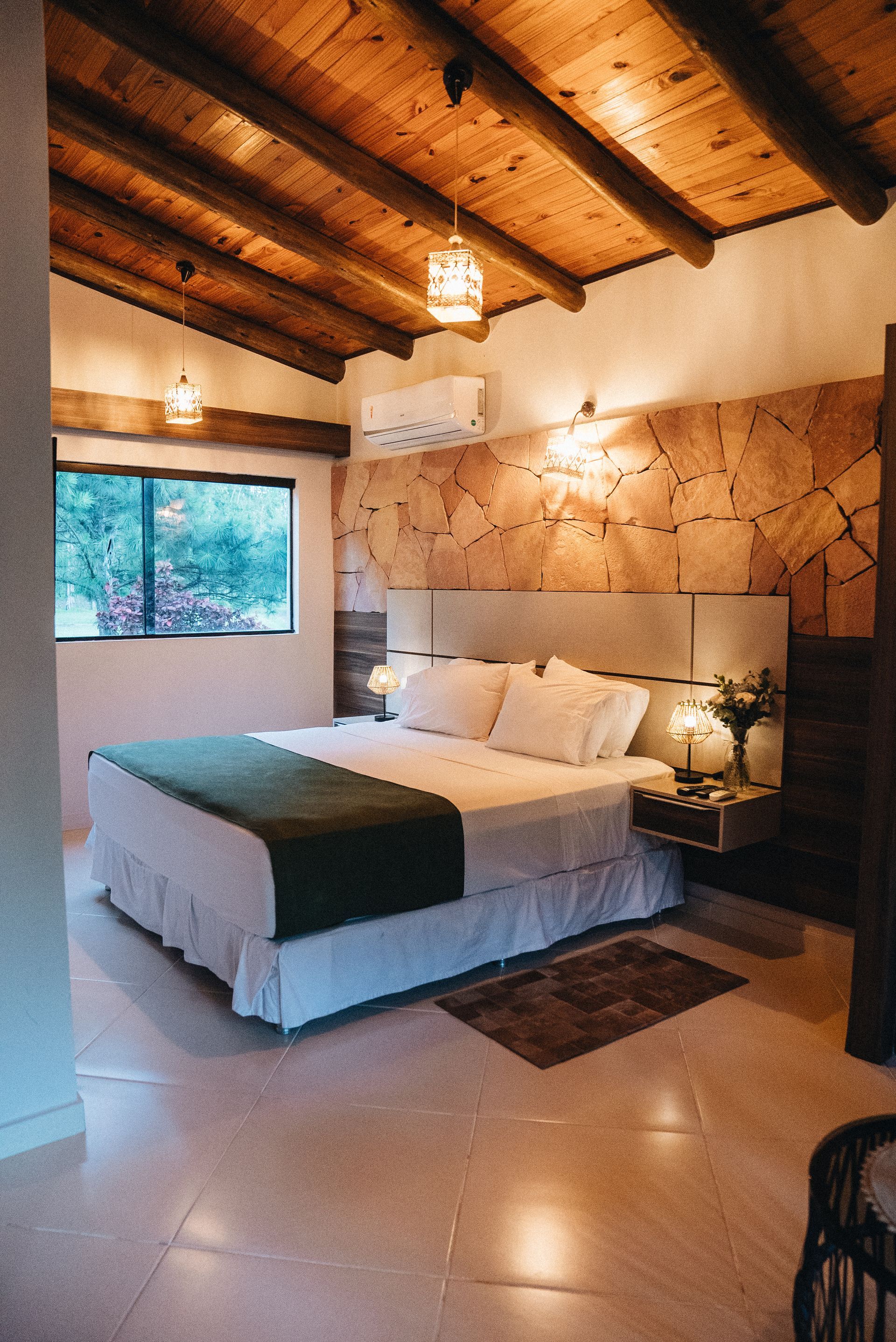 Una casa roja con un cartel al frente que dice Cabana Jeruti