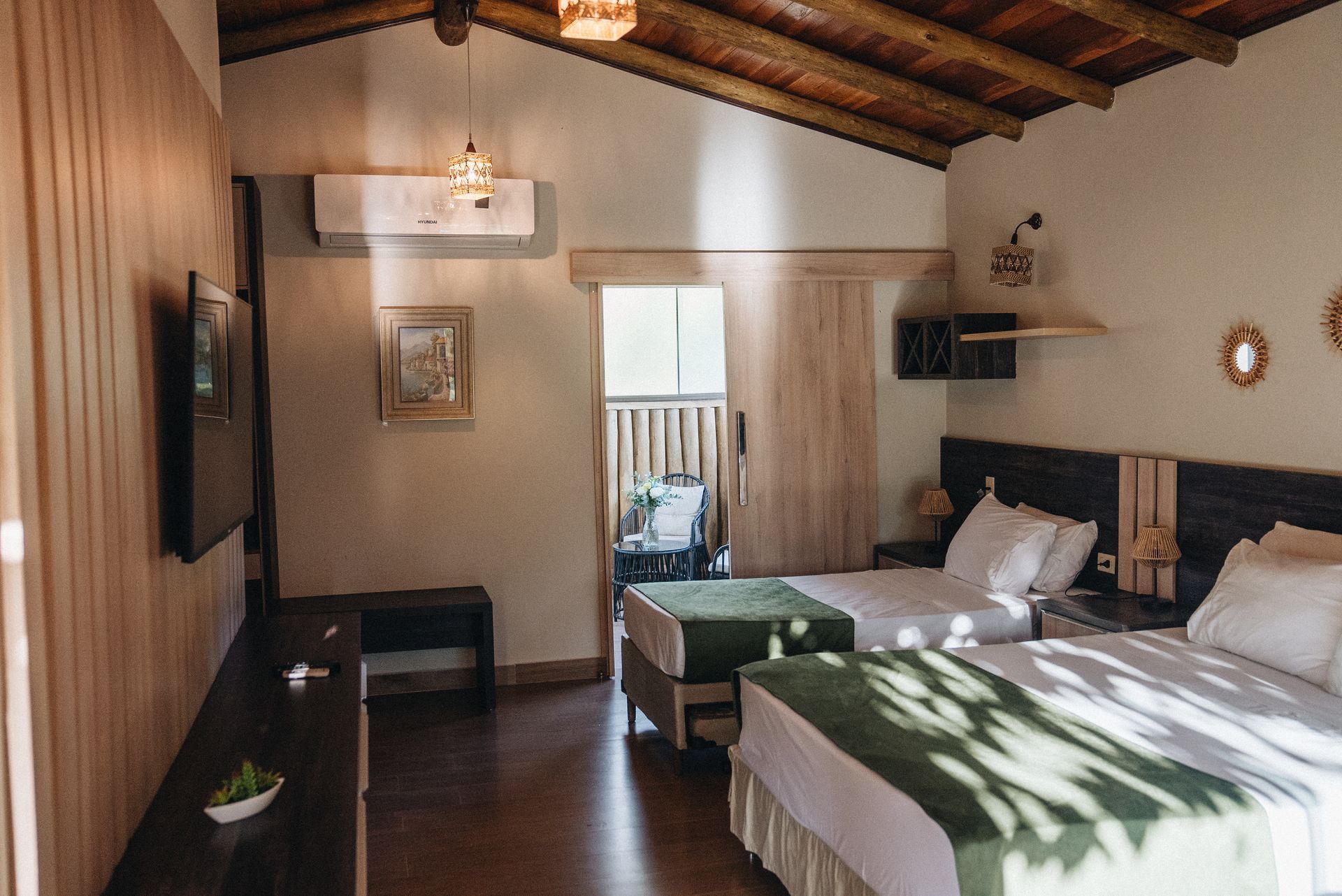 Una sala de estar con un sofá, sillas y una mesa.