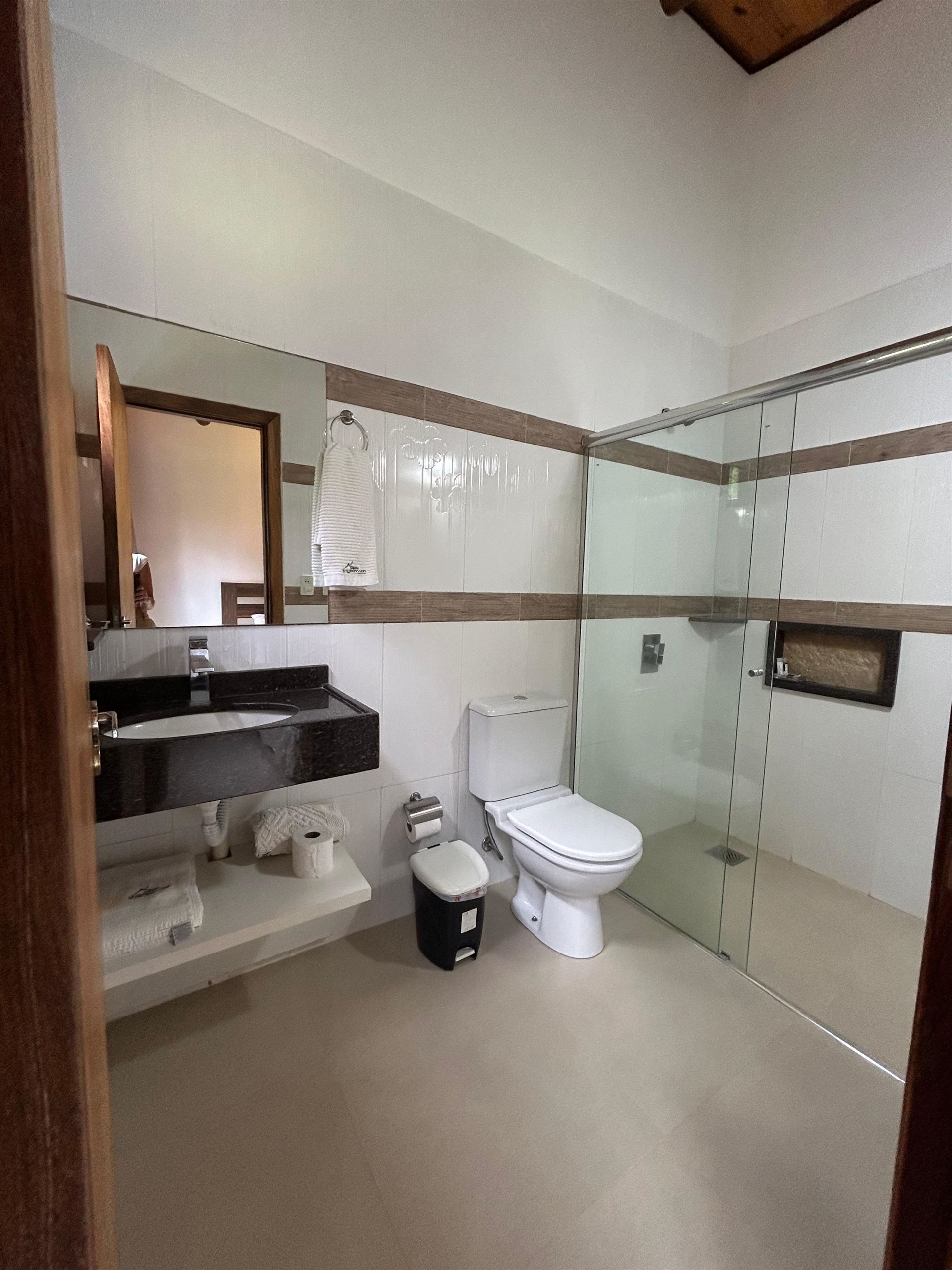 Un baño con inodoro, lavabo y ducha.