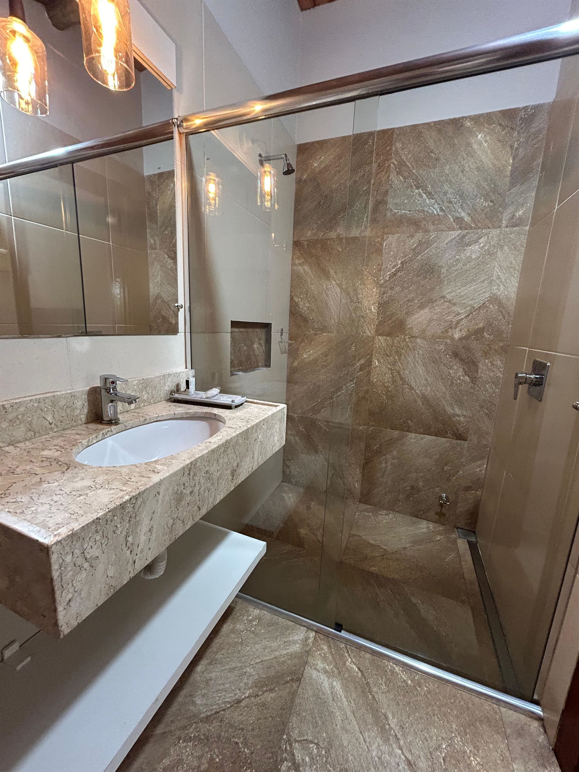 Un baño con lavabo y ducha.