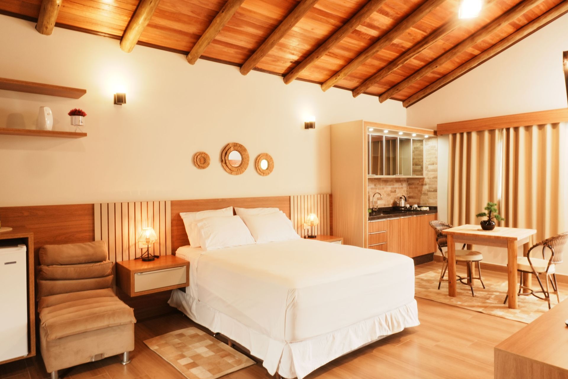 Una pequeña casa blanca está rodeada de césped y árboles.