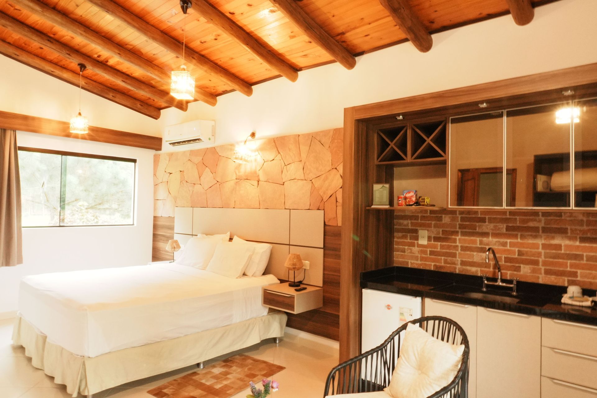 Una casa roja con un cartel al frente que dice Cabana Jeruti