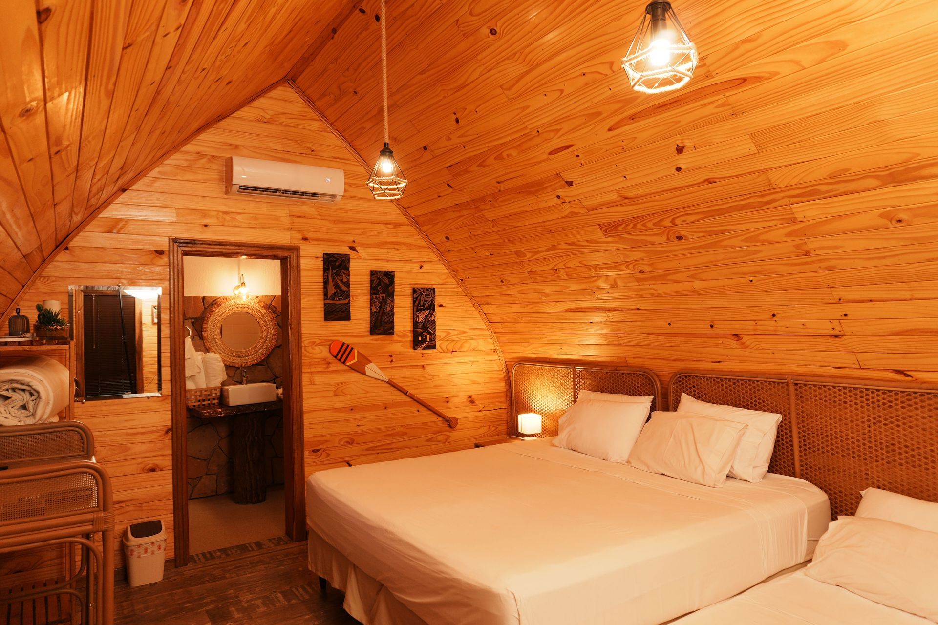 Una pequeña cabaña de madera en medio de un bosque.