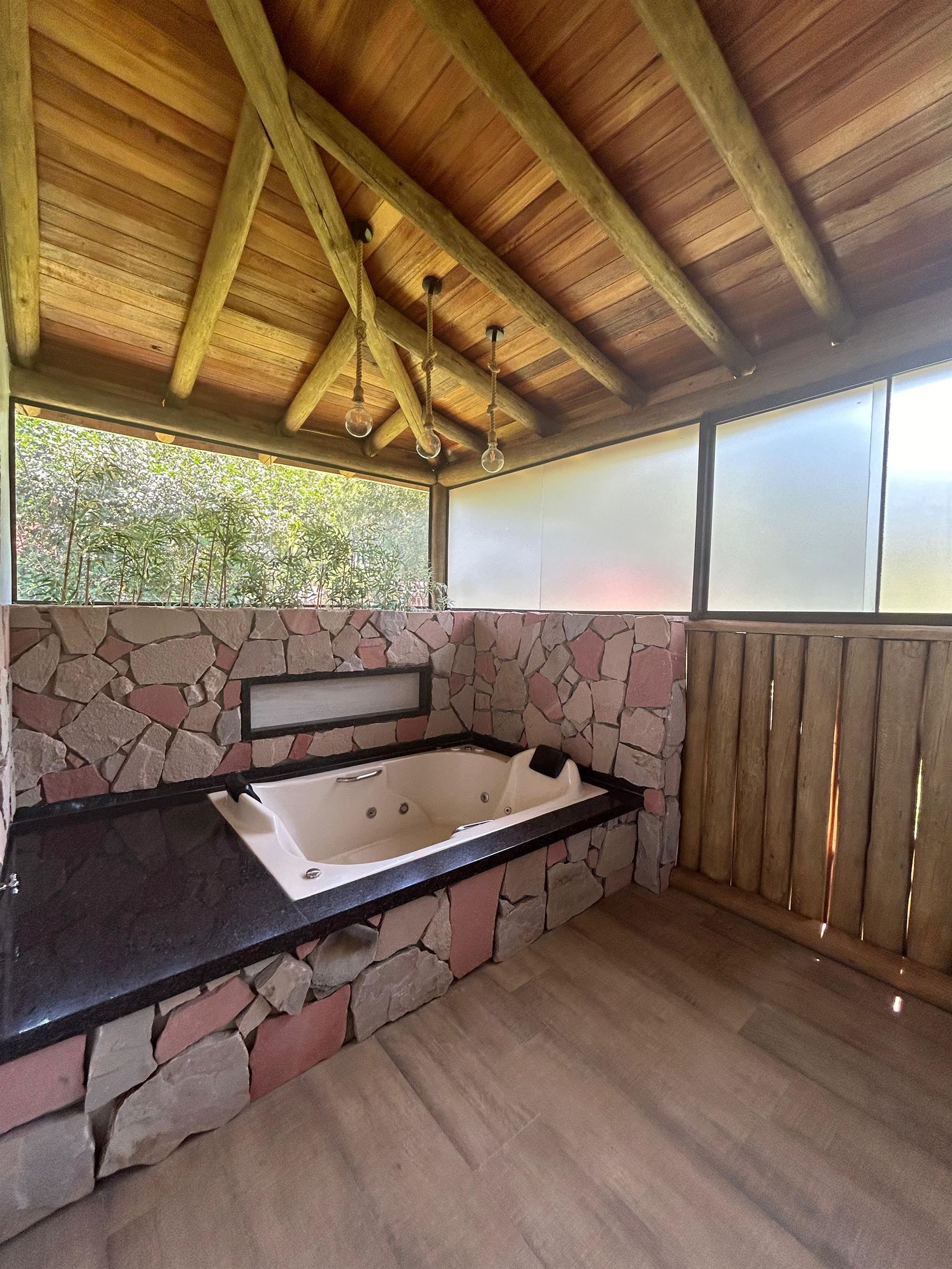 Hay una bañera grande en el medio de la habitación.