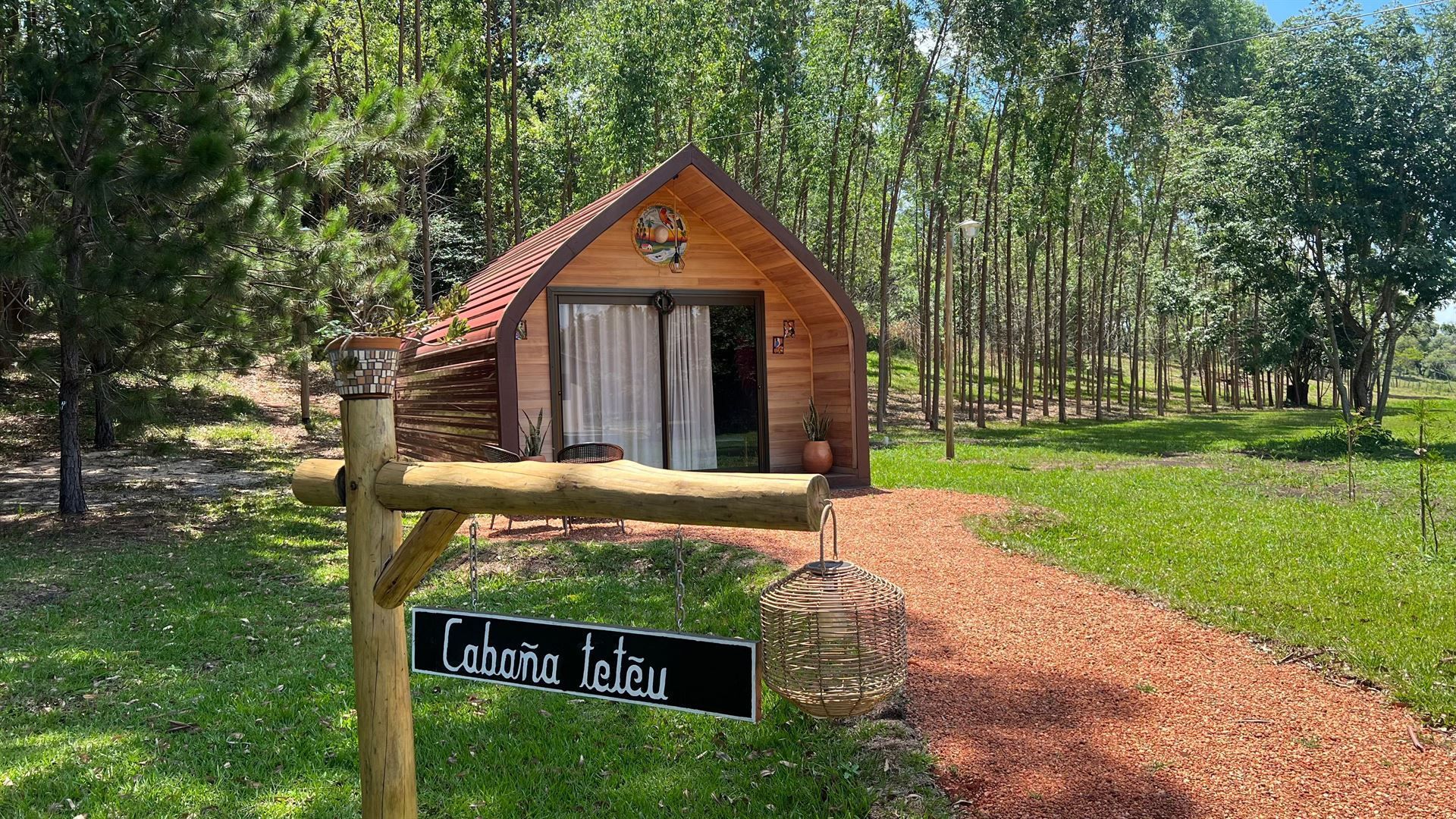 Una pequeña cabaña de madera en medio de un bosque.