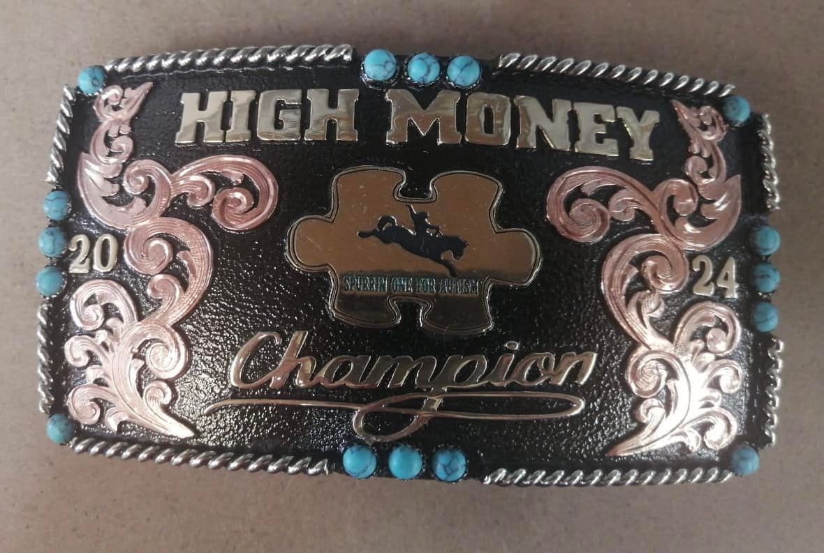 A belt buckle that says high money on it