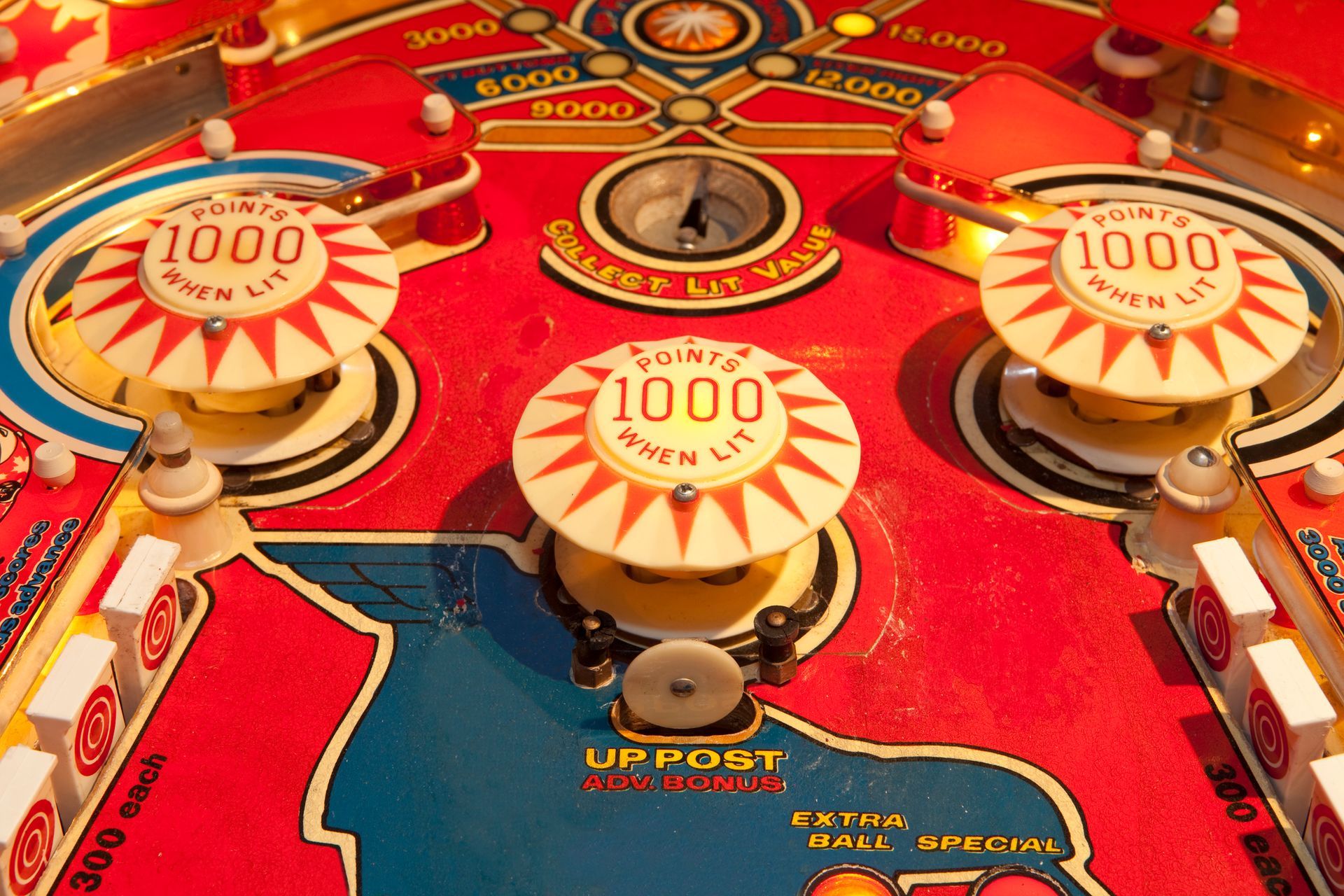 A pinball machine with the number 1000 on it