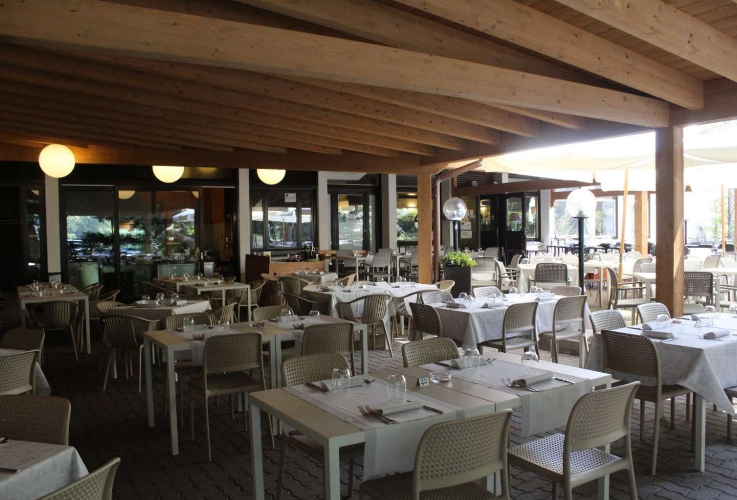 Vista esterna del ristorante per matrimoni Le Grotte di Valganna, provincia di Varese