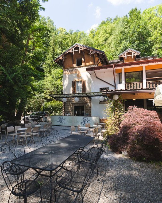 Cena elegante: brasato di carne su polenta, con vino e bicchieri sul tavolo.