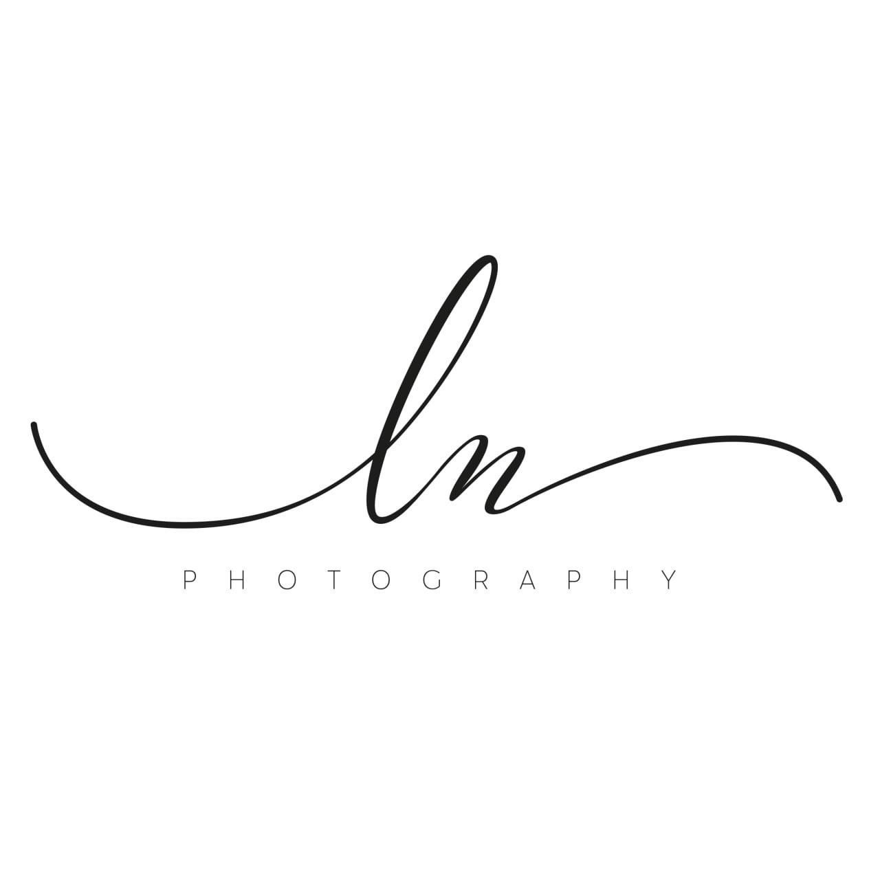 Logo minimalista nero con la scritta 