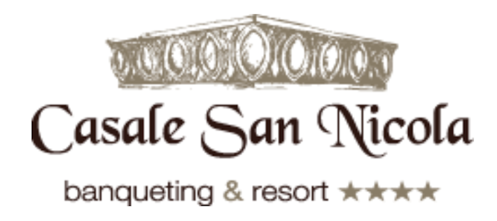 Logo del Casale San Nicola banqueting & resort in marrone con corona decorativa e quattro stelle