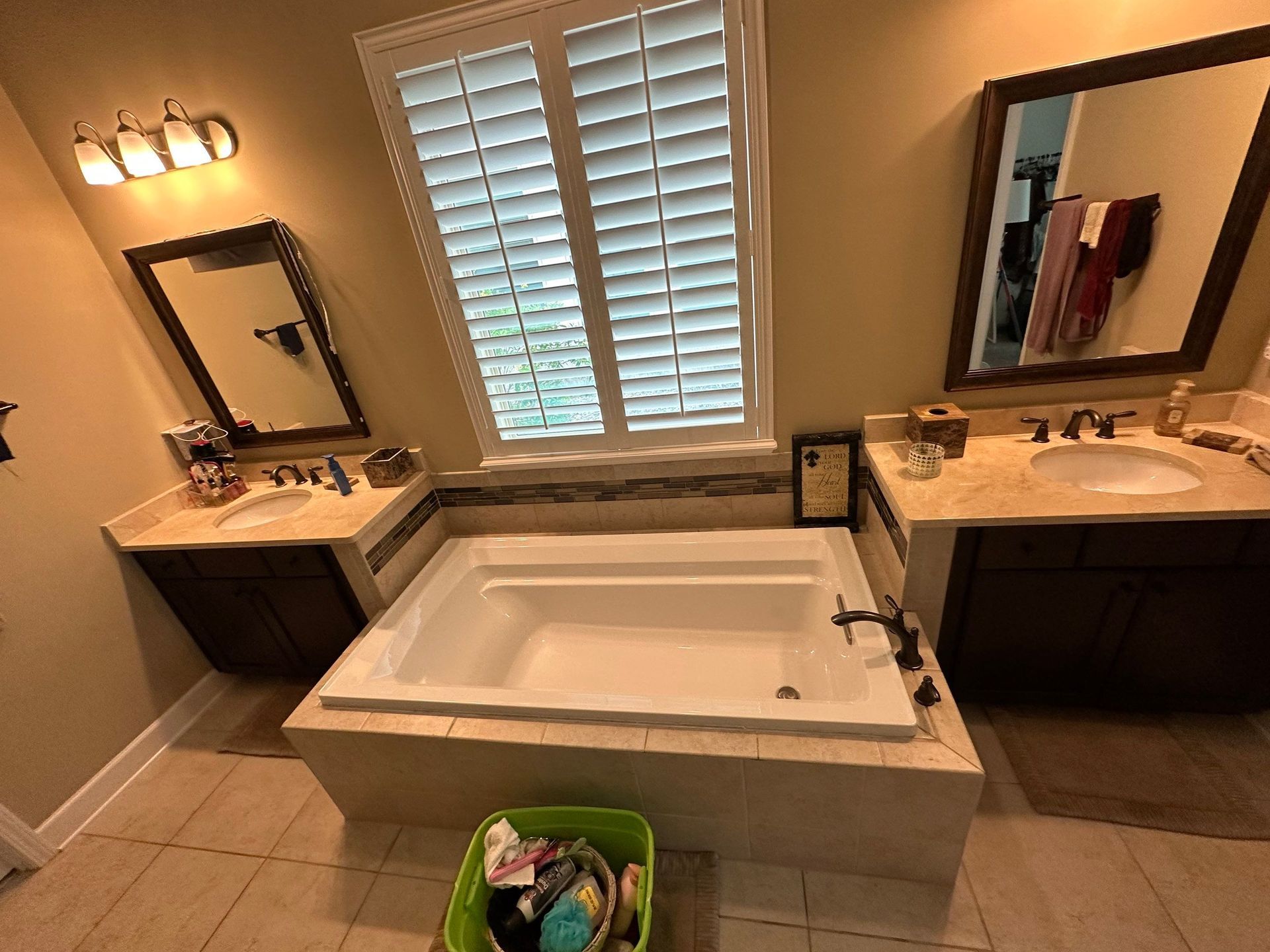 A bathroom with two sinks and a bathtub