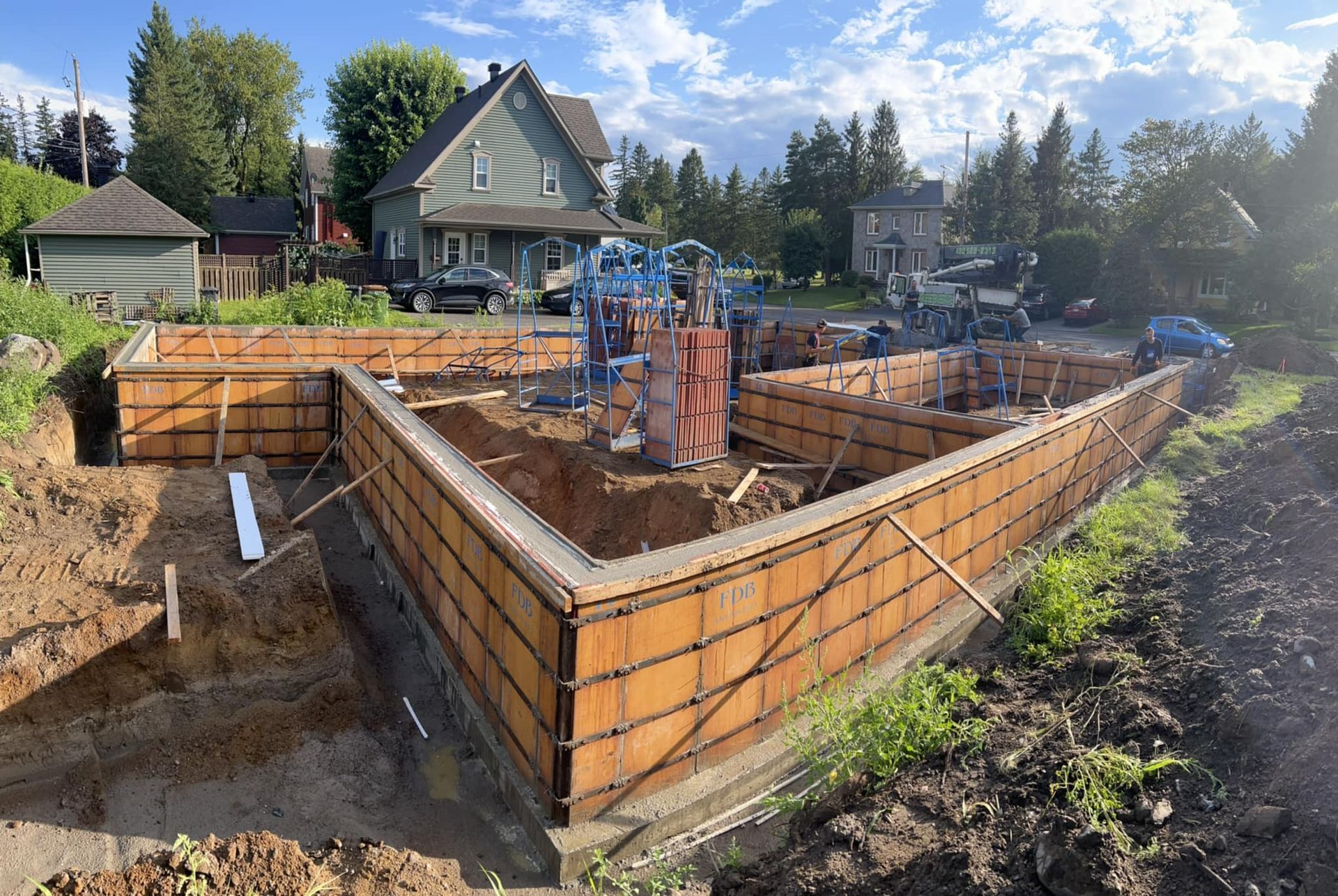 Une maison est en construction au milieu d'un champ de terre. Coffrage en béton.