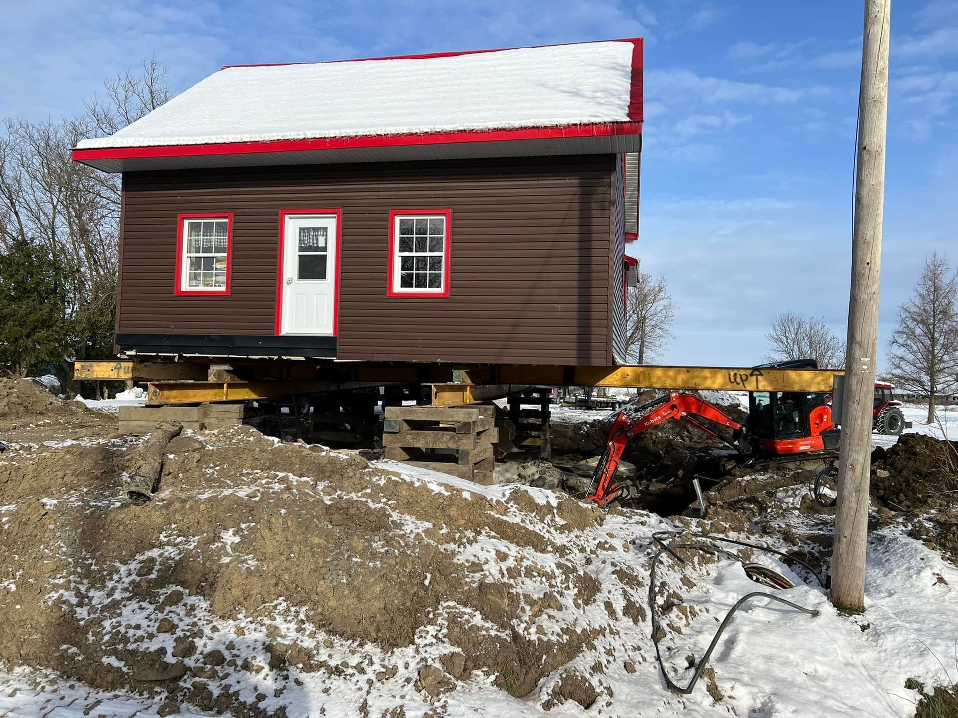 Une maison est déplacée vers un nouvel emplacement sous la neige.