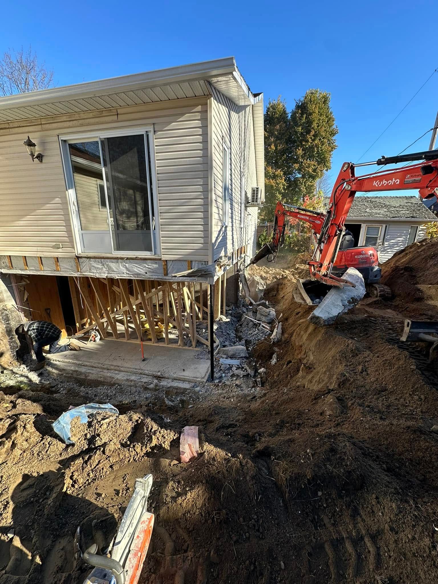Une maison est en construction sur pilotis. Levage de maison.