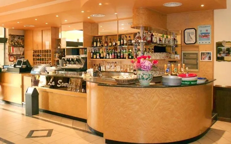 albergo con bar e ristorante