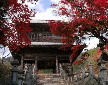 Along the path to Hashikuraji Temple