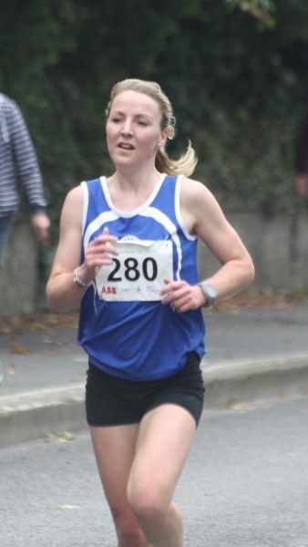 A runner with the number 280 on her shirt