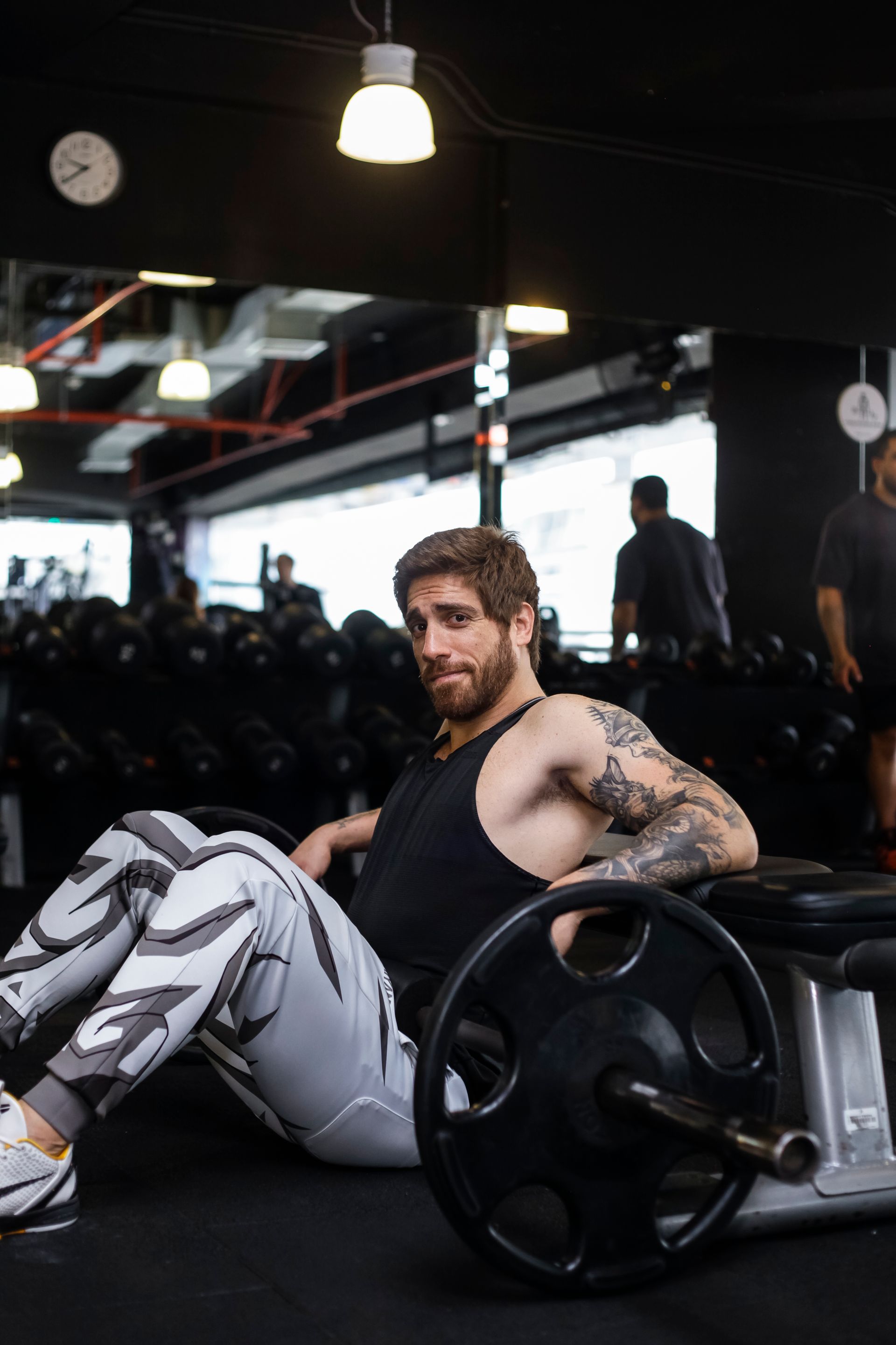 Un hombre está haciendo ejercicios en una máquina en un gimnasio.