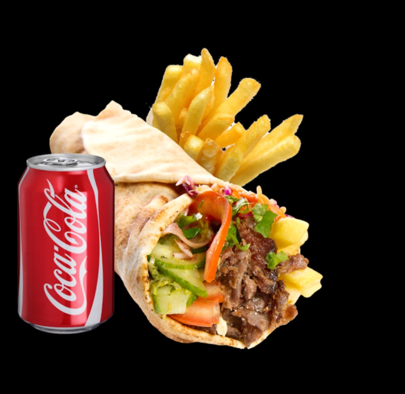 Un wrap di shawarma di manzo con contorno di patatine fritte e una lattina di Coca-Cola, su uno sfondo nero uniforme.