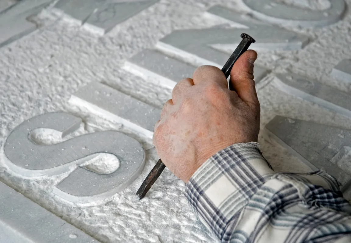 Un artigiano scolpisce il marmo 