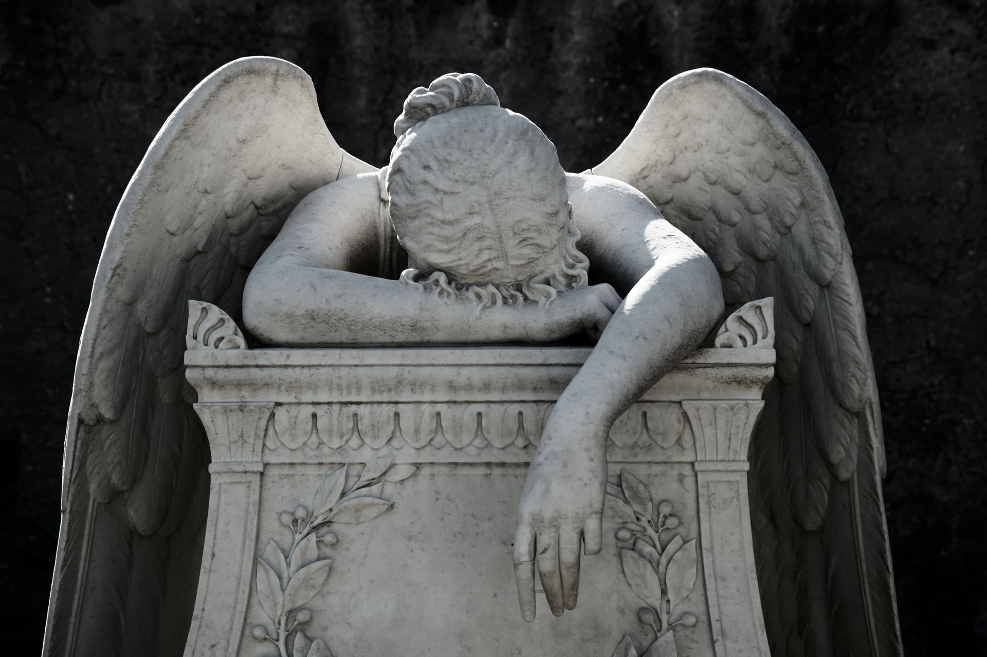 statua figura dolente foto 4