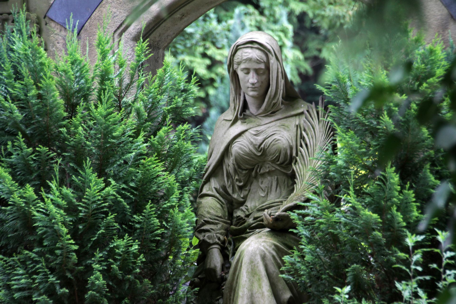 statua figura dolente foto 3