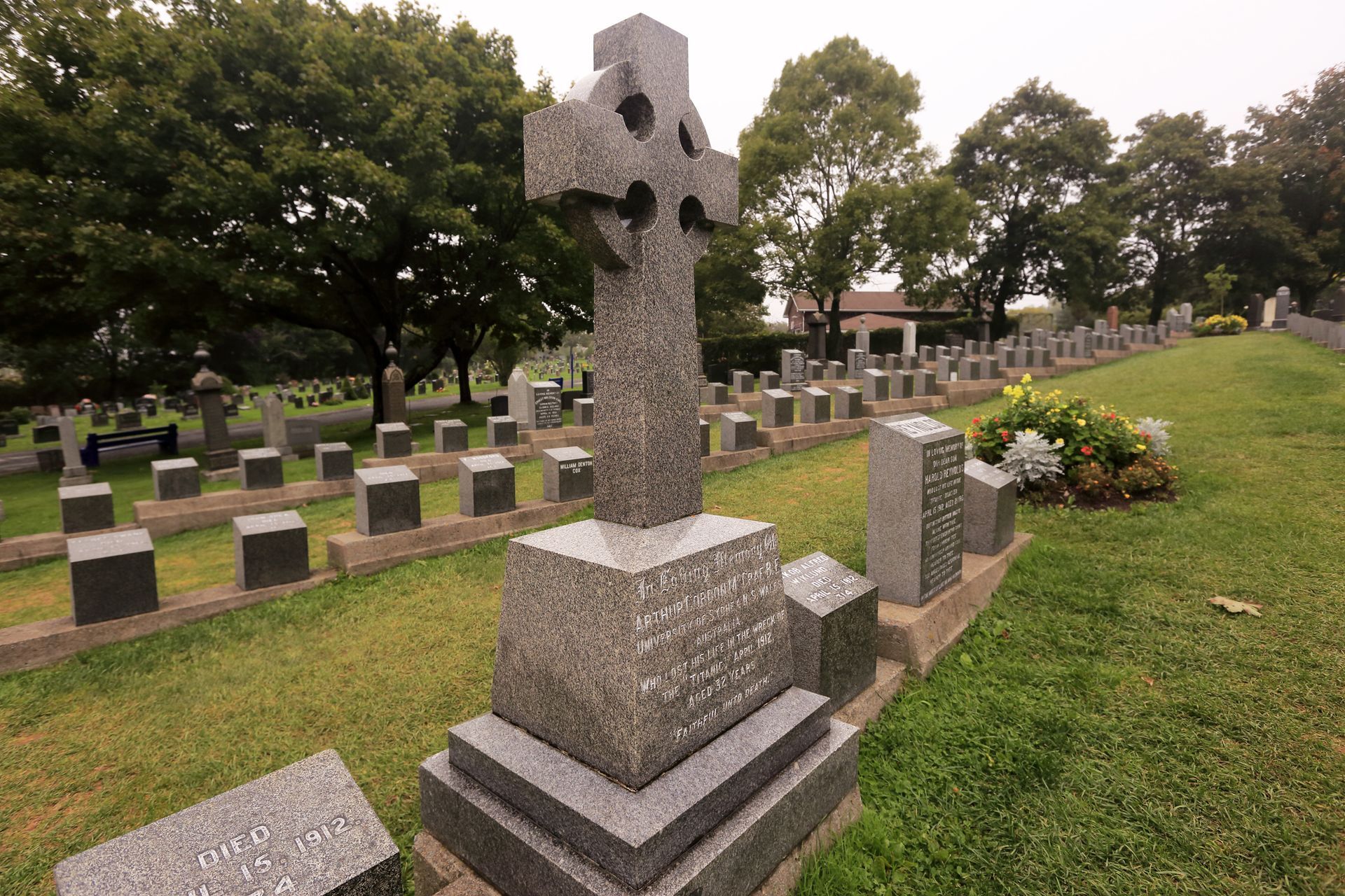 Monumento di una croce sopra una tomba