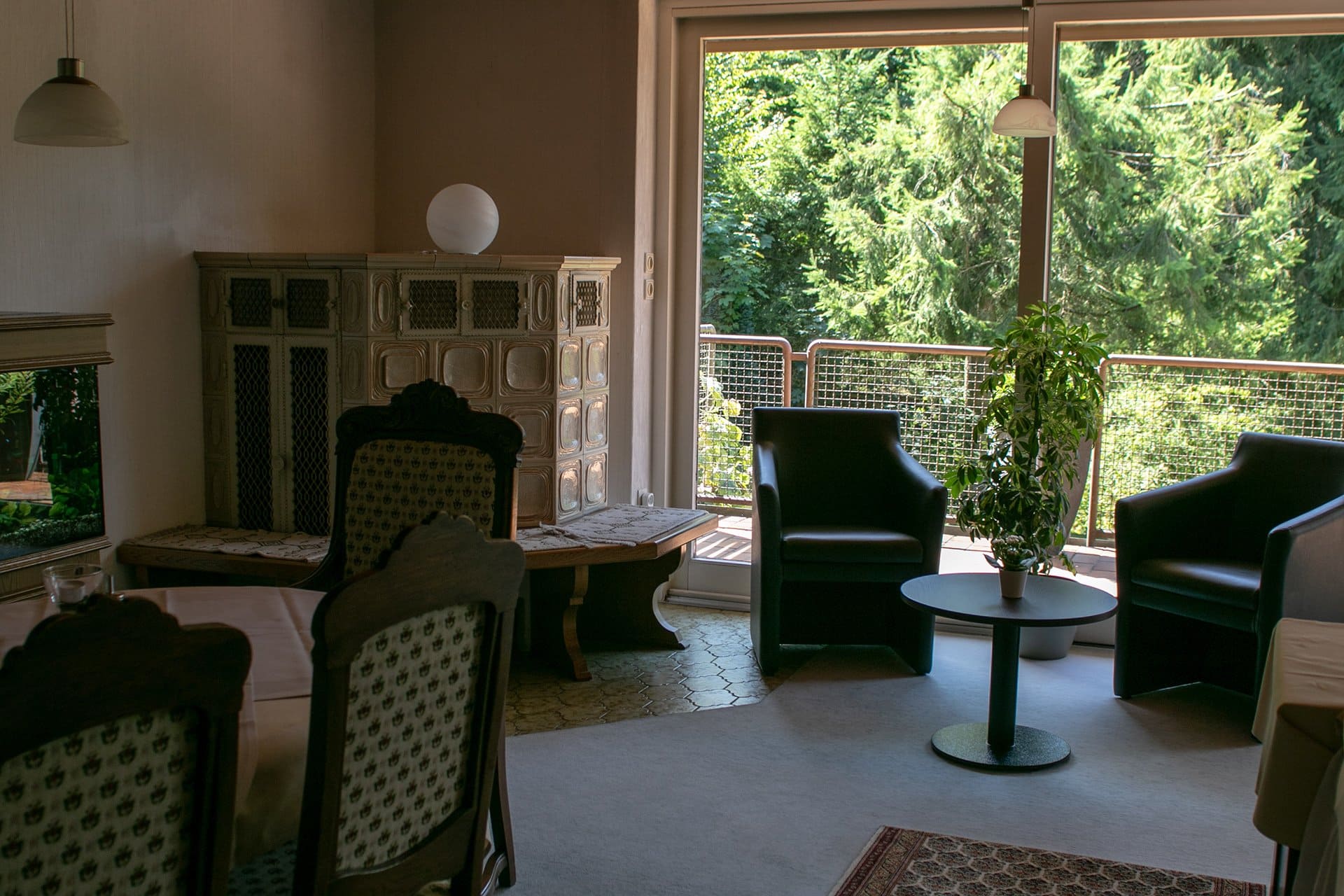 Ein Wohnzimmer mit Tisch und Stühlen und einem großen Fenster