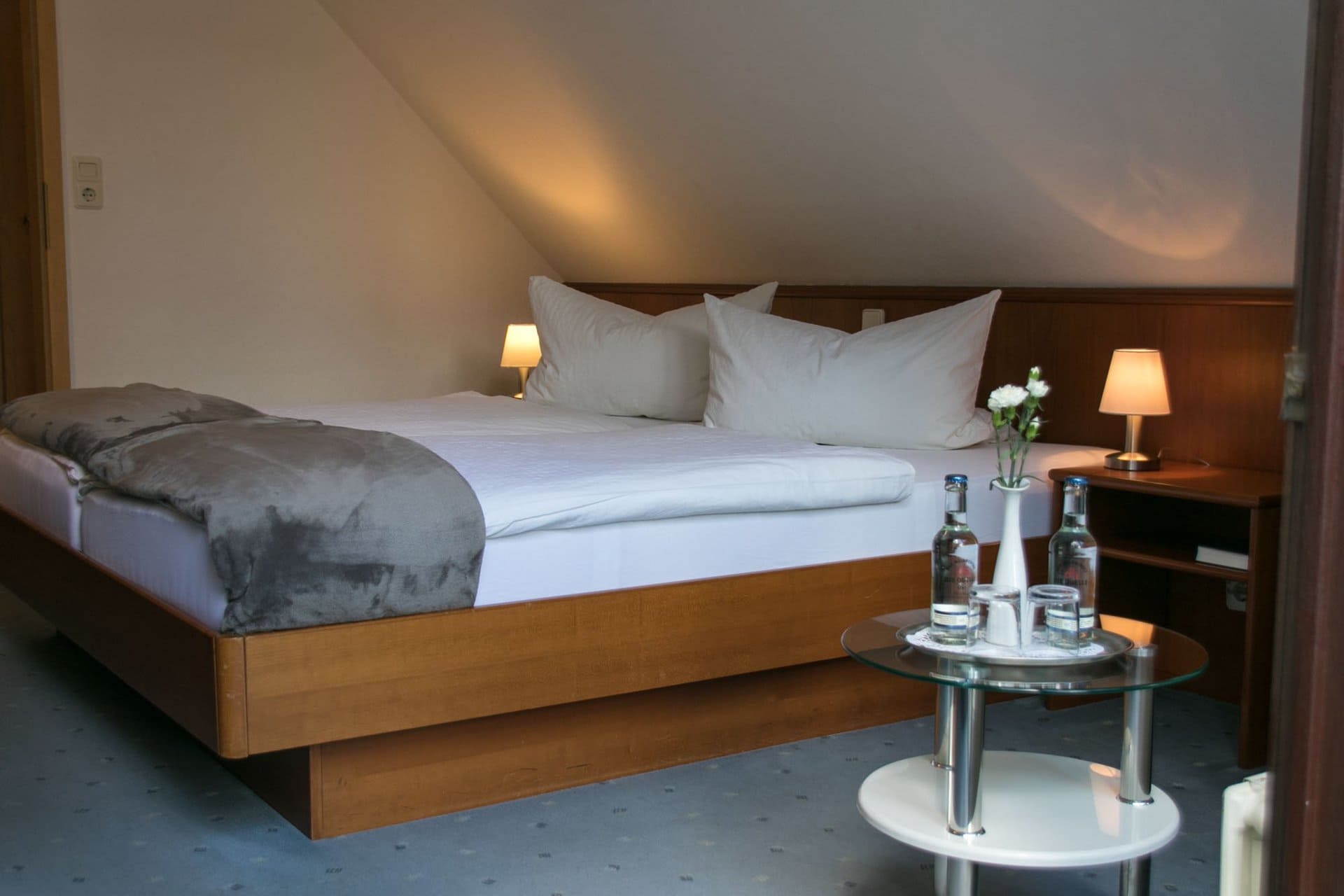 Ein Hotelzimmer mit einem Bett und einem Glastisch