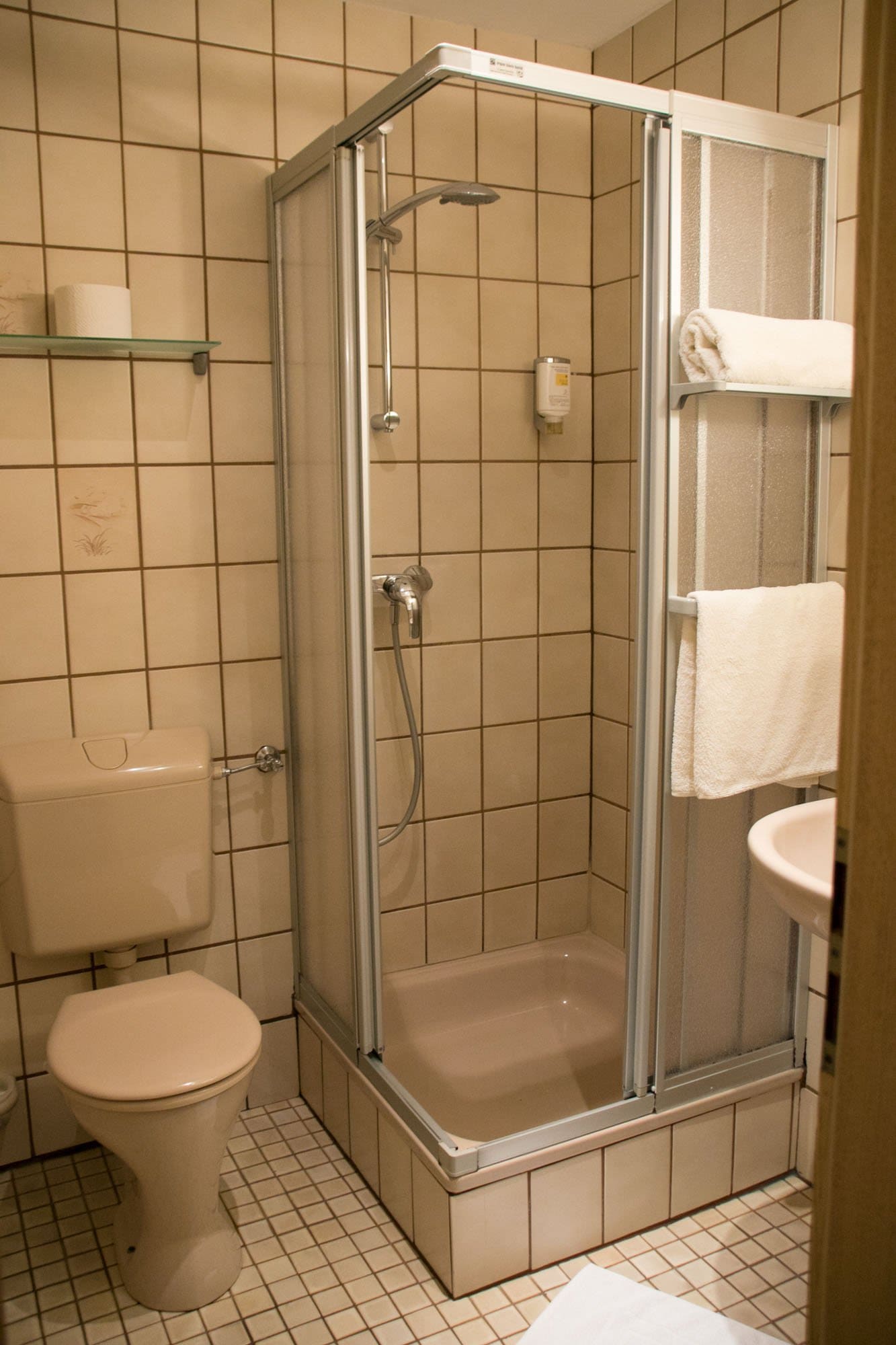 Ein Badezimmer mit Toilette, Waschbecken und Dusche.