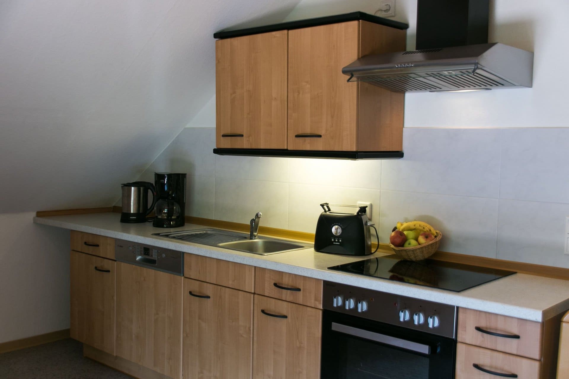 Eine Küche mit Holzschränken und einem Herd