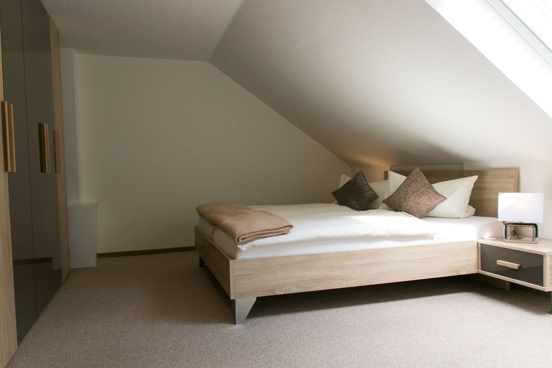 Ein Schlafzimmer mit Dachschräge und Bett