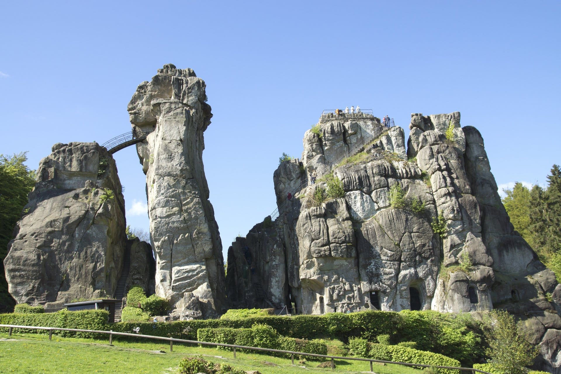 Eine große Felsformation mit einer Brücke in der Mitte
