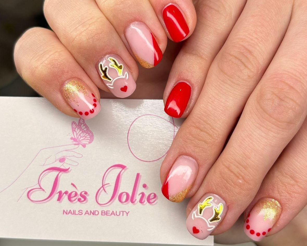 Een close-up van de biab nagels van een vrouw en een kaartje met de tekst tres jolie nails and beauty