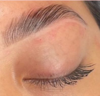 Een close-up van het oog van een vrouw die net een browstyling behandeling heeft gehad.