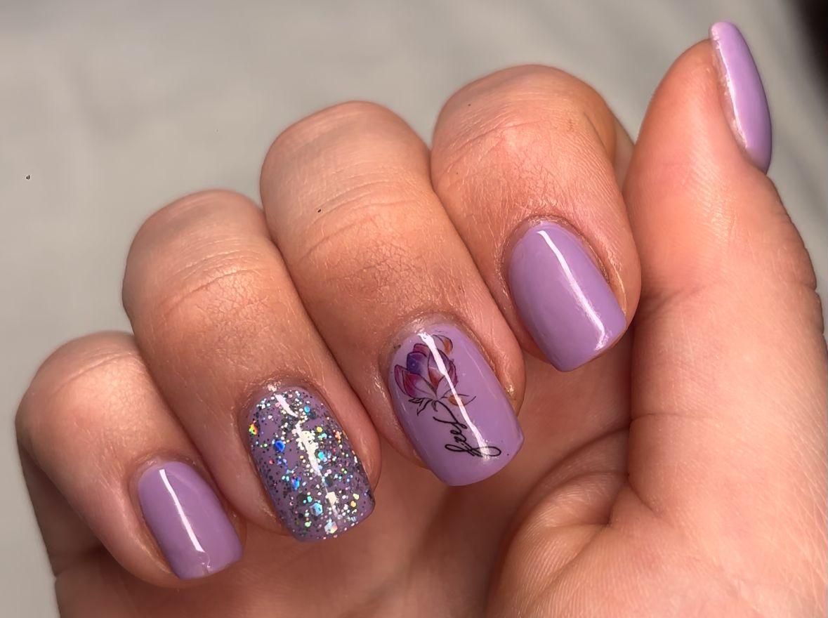 Een close-up van de nagels van een persoon met paarse biab nagellak