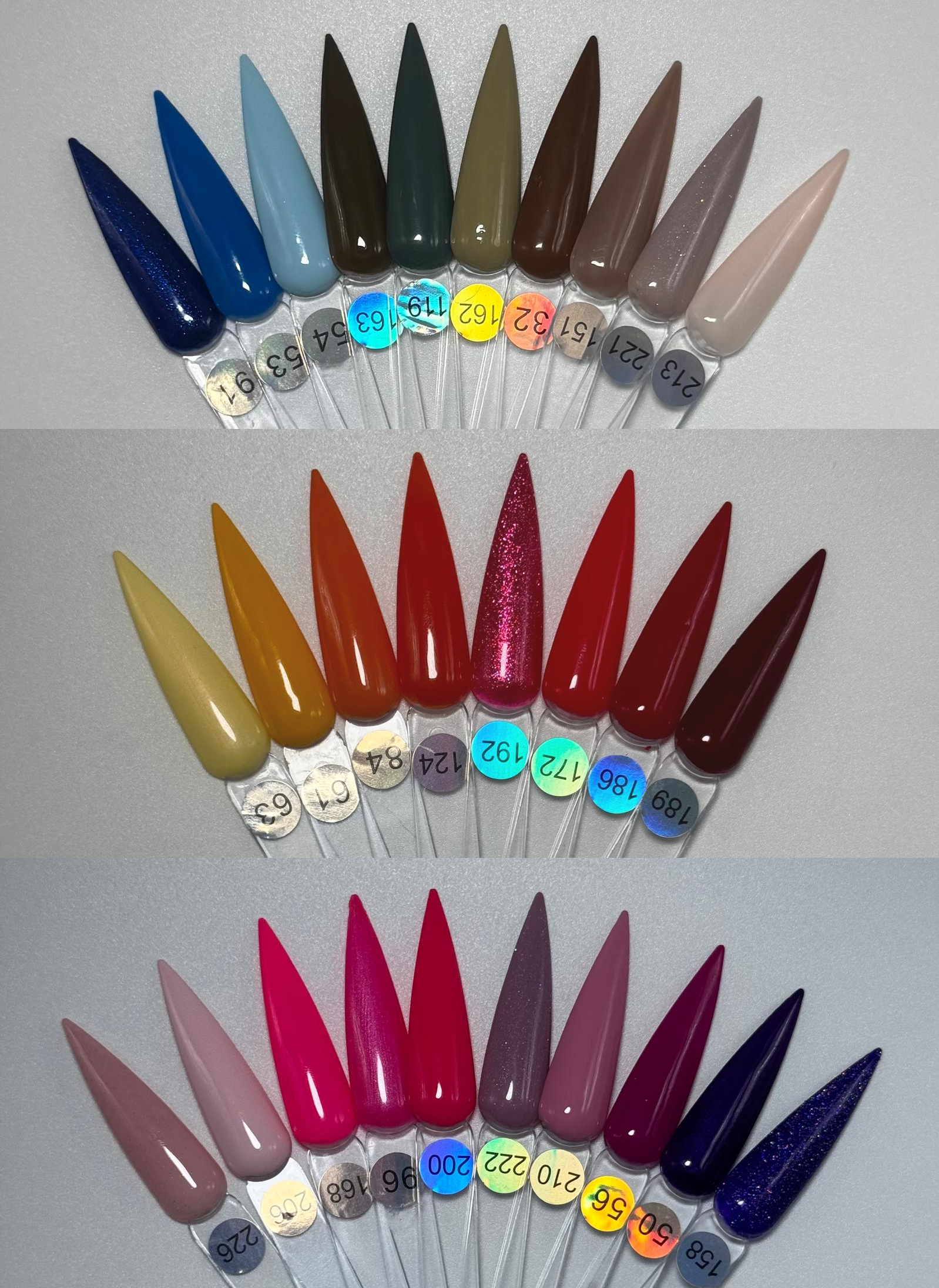 Drie verschillende tinten nagellak zijn in een waaier gerangschikt