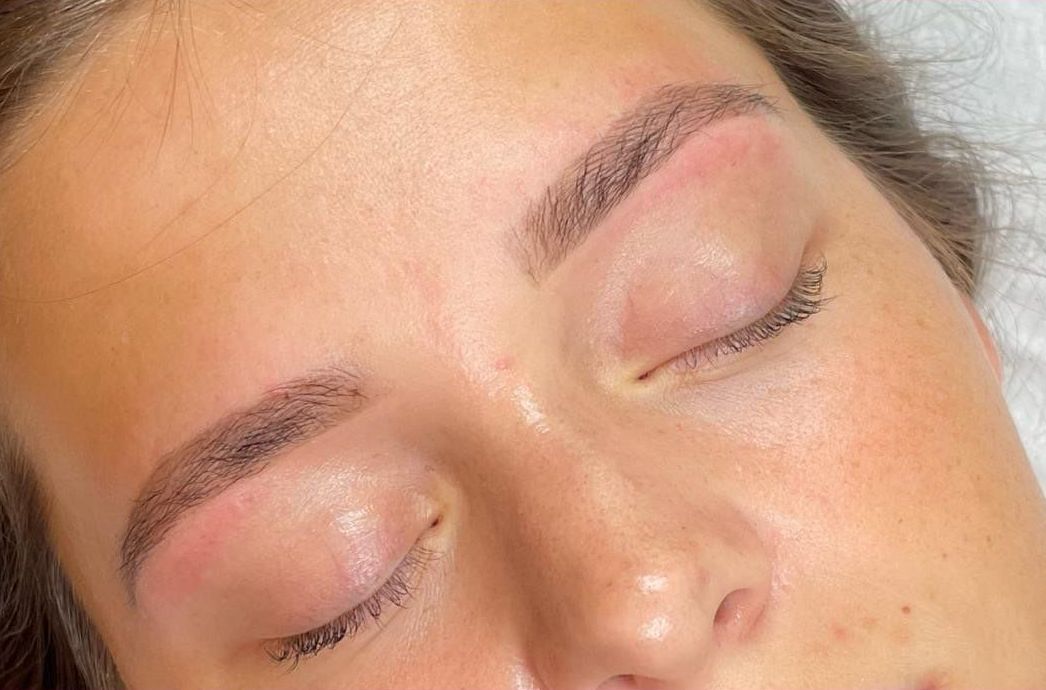 Een close-up van het gezicht van een vrouw die net browstyling behandeling heeft gehad.