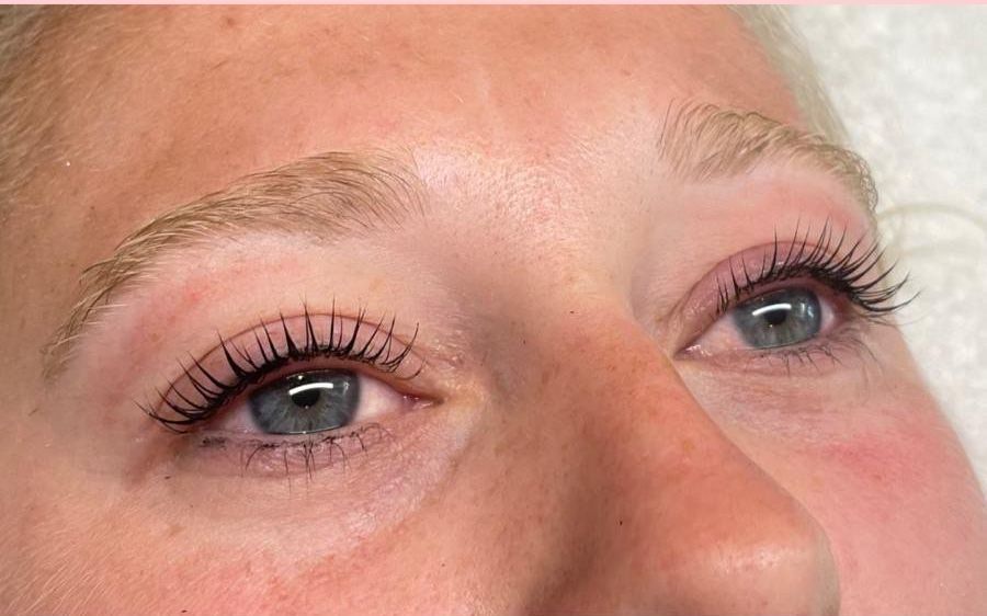 Een close-up van het gezicht van een vrouw met lashlift.
