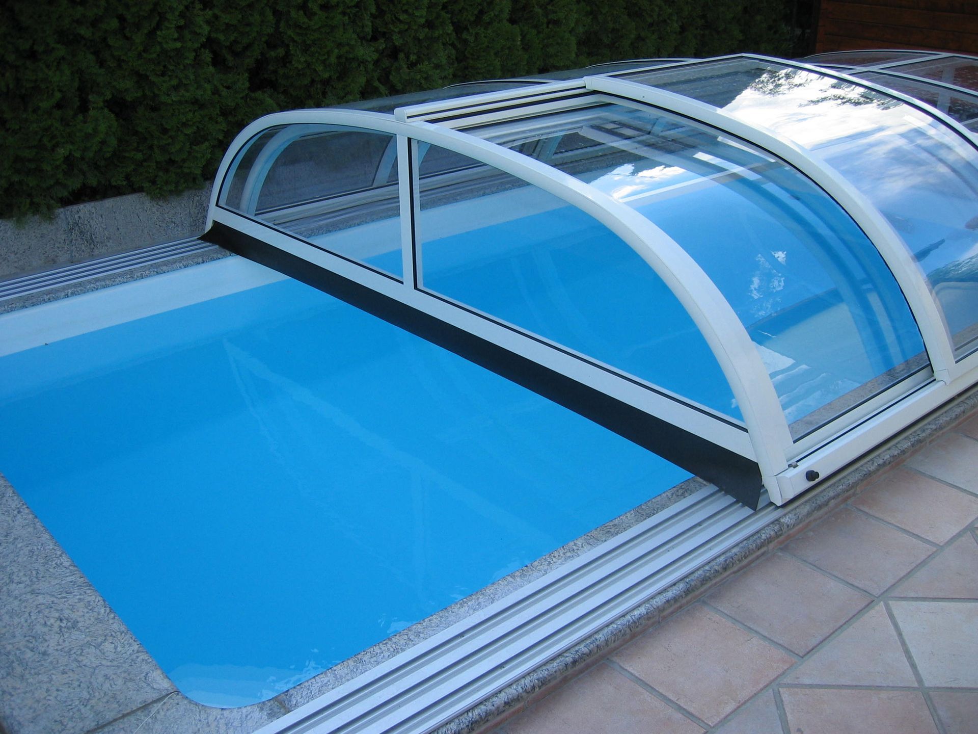 Pool mit Überdachung halboffen