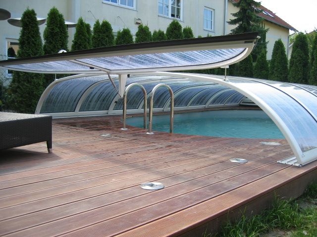 Pool mit Überdachung mit spezieller Öffnung
