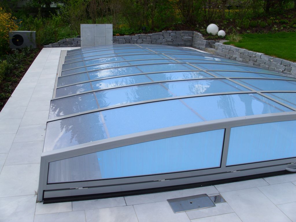 Pool mit Überdachung dreieckig