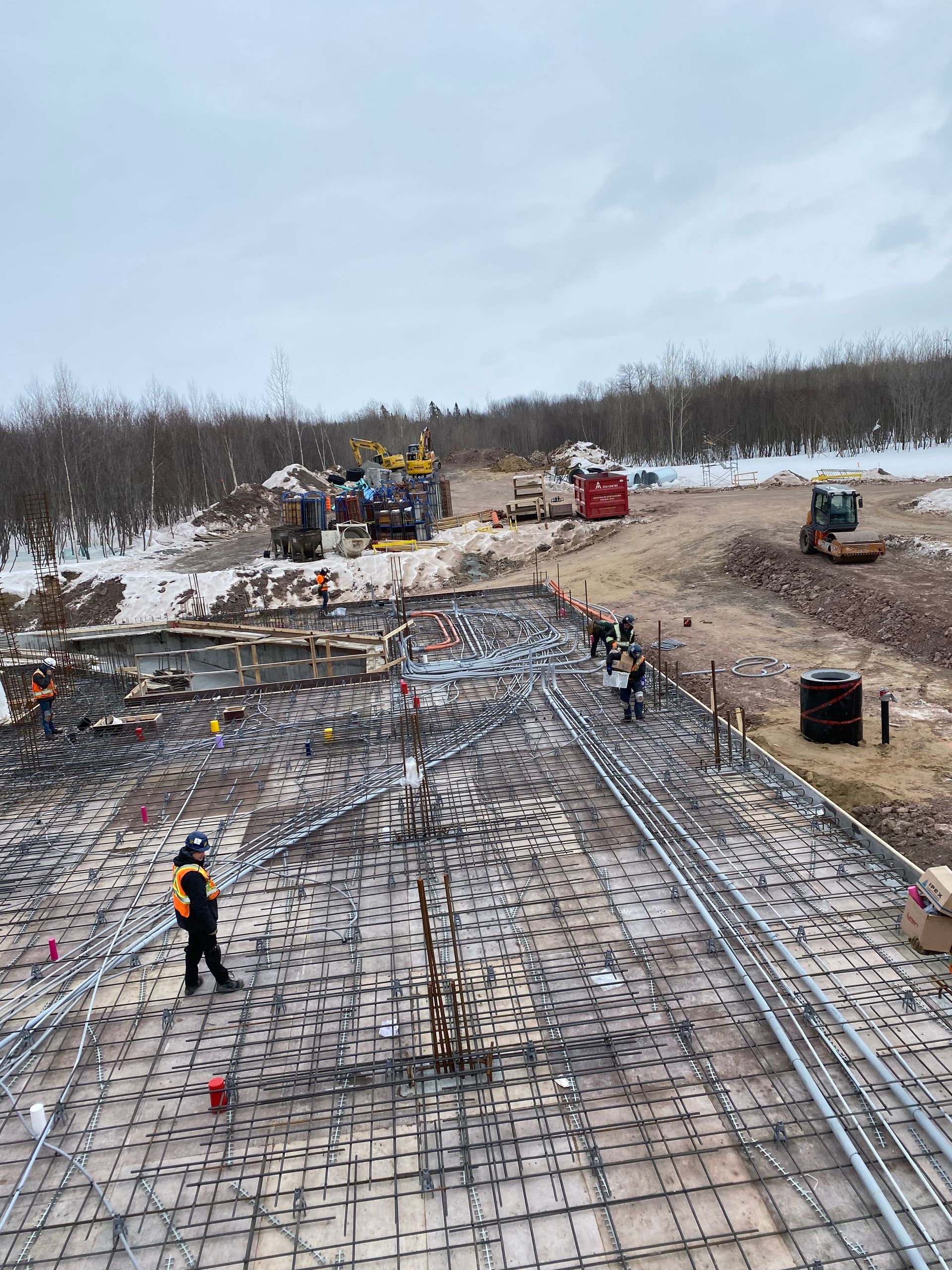 Un groupe d'ouvriers du bâtiment travaille sur un chantier de construction.