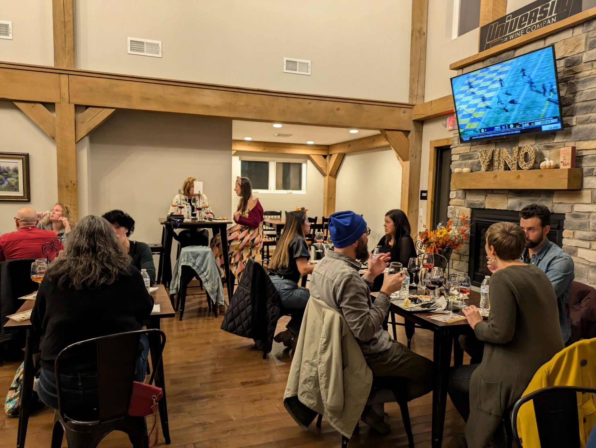 A group of people are sitting at tables in a restaurant.