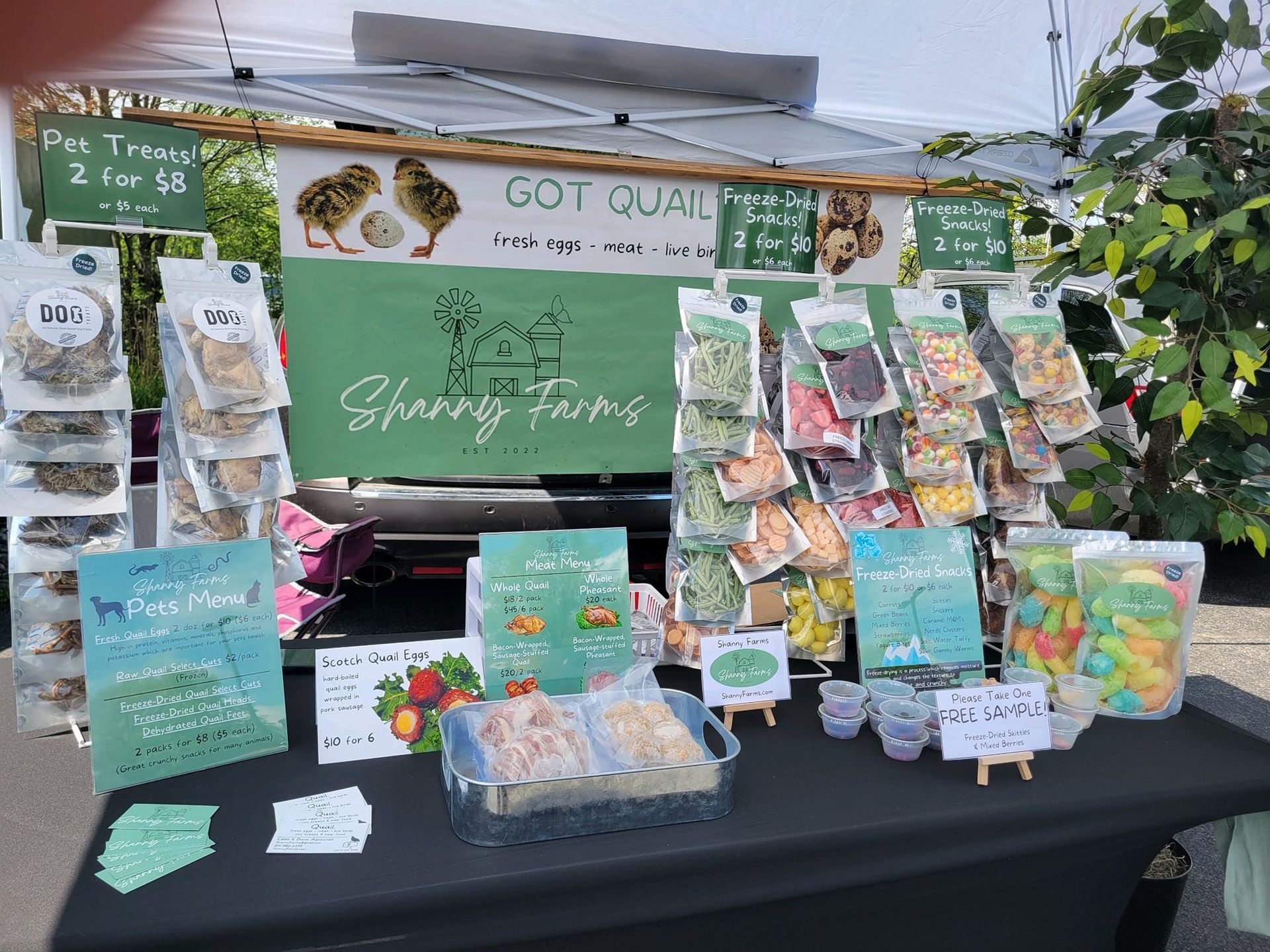 A table with a sign that says ' got quail ' on it