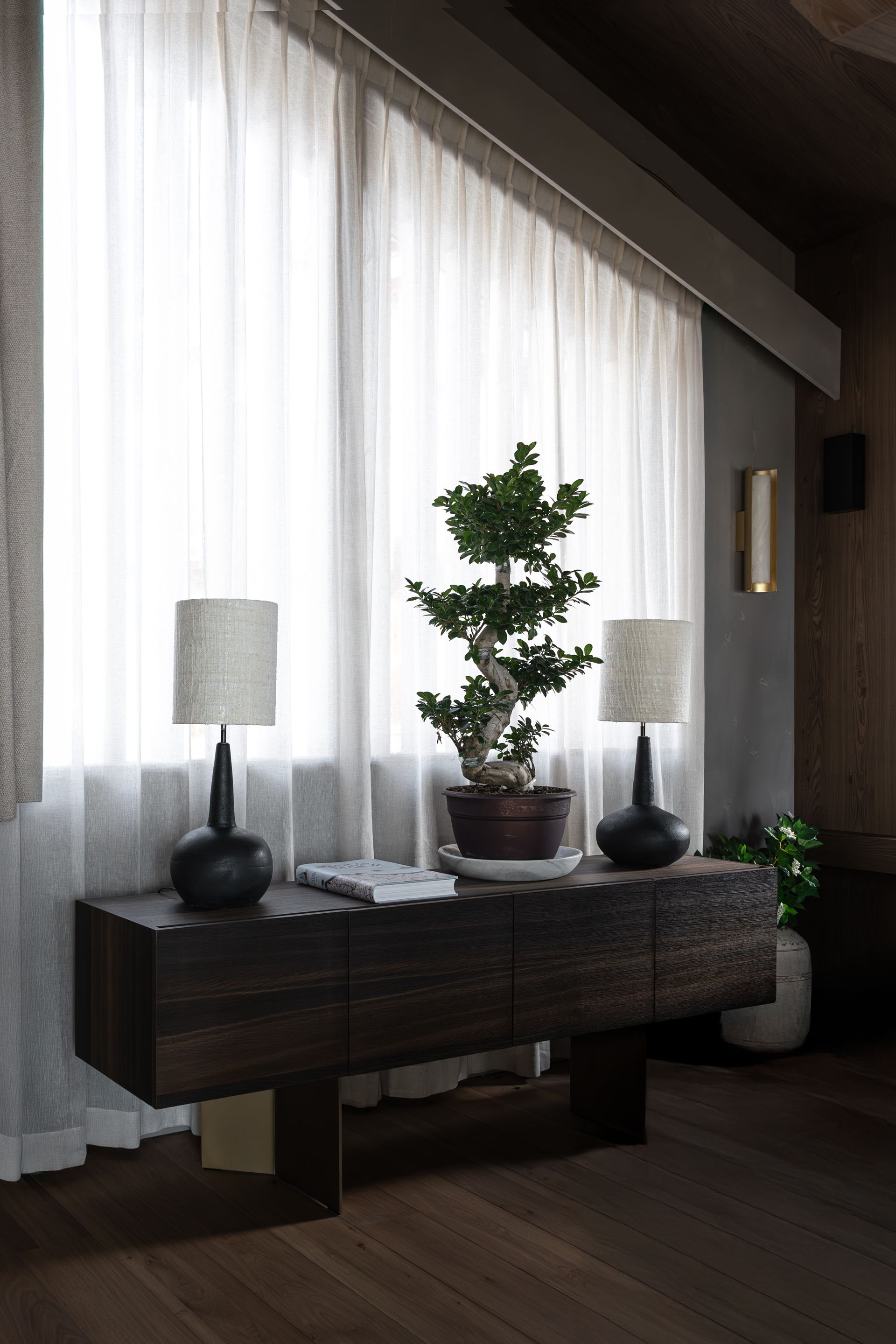 Chalet Escapade A living room with two lamps and a potted plant on a table.